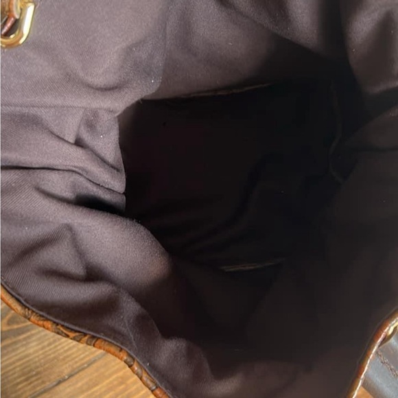 Custom cowhide drawstring cross body bag. - Picture 3 of 5